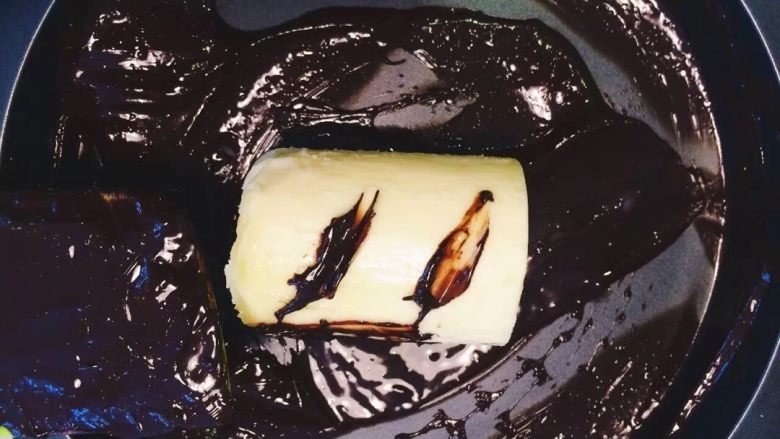 布朗尼,黄油室温软化 加入巧克力浆中搅拌 （推荐总统牌黄油 有甜香味 适合做甜点）