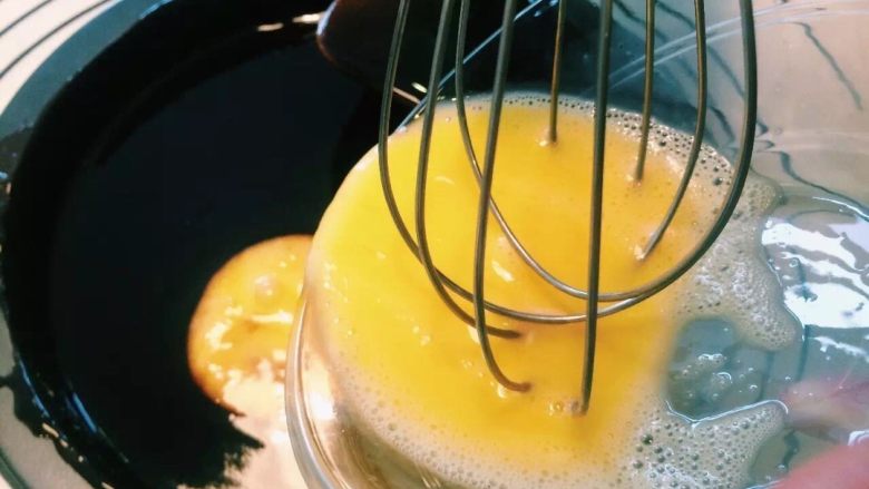 布朗尼,3.加入打散的蛋液 搅拌 