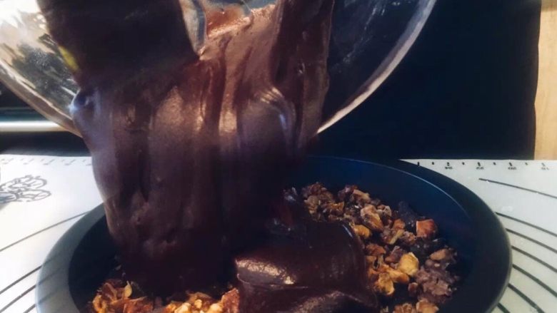 布朗尼,7.核桃仁160度烘烤5-10分钟 根据核桃仁的干湿而定 断生就可以 不要烤焦了
8.取一个六寸的蛋糕模 核桃仁打底 铺巧克力面糊 点缀一些你喜欢的坚果 干果