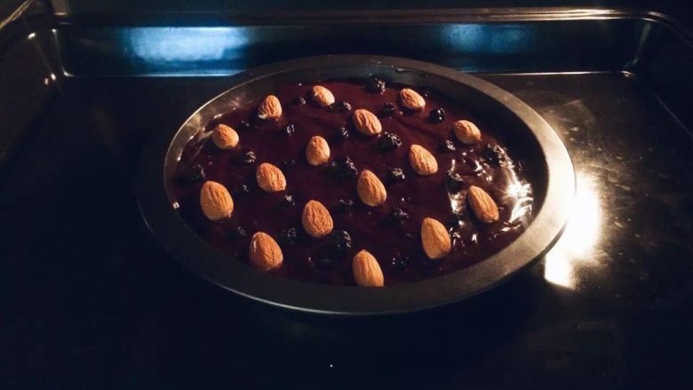 布朗尼,烤箱180烤制20分钟 由于模具比较扁 我这里减了2分钟 