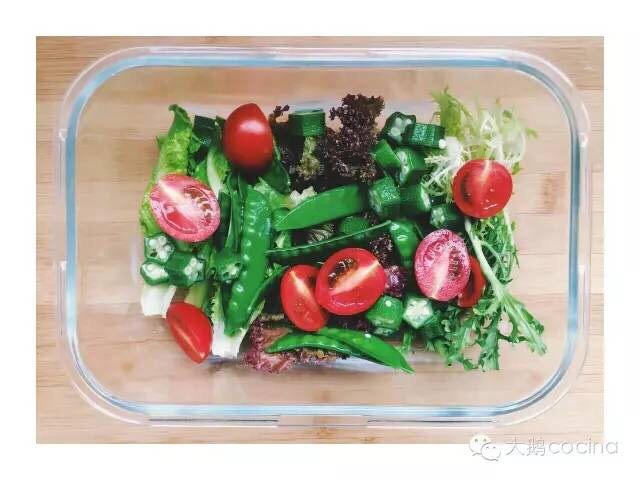 火腿蔬菜色拉,所有蔬菜洗净 混合生菜和圣女果直接铺在盘底 烧一小锅水 甜豆 鸡蛋 秋葵放入开水中 煮30秒捞出秋葵 甜豆放入冷水中保色 鸡蛋继续煮
