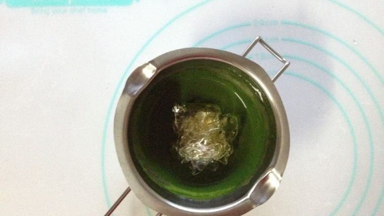 抹茶提拉米苏(无蛋版),取备用泡软的吉利丁挤去沥干水份加入到步骤3中的抹茶牛奶酱中混合均匀