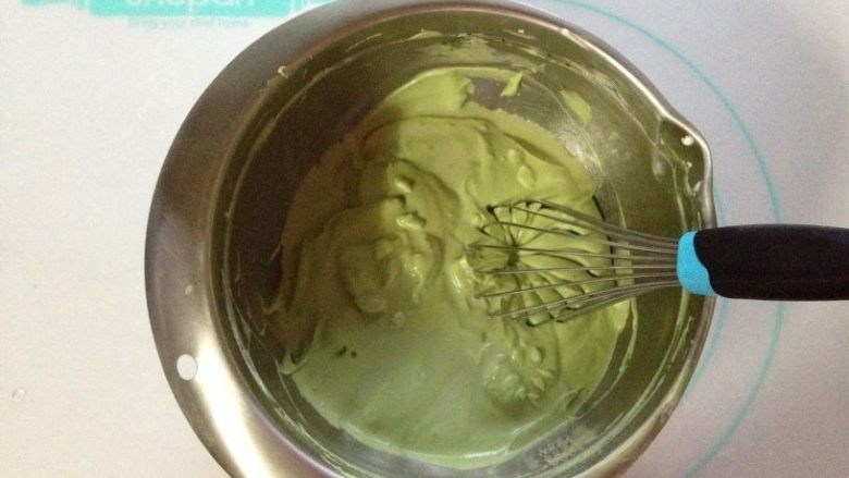 抹茶提拉米苏(无蛋版),加入剩下的20g牛奶和香草精,换手动蛋抽搅拌均匀