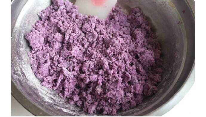 紫薯芝麻球,用铲子将这三种材料混合均匀