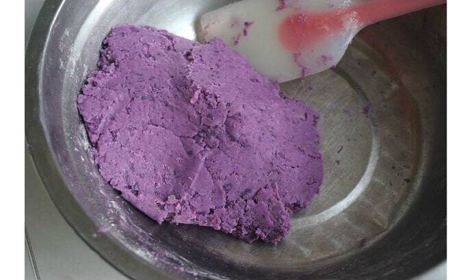紫薯芝麻球,逐量加入少量清水,使紫薯泥成比较结实的状
