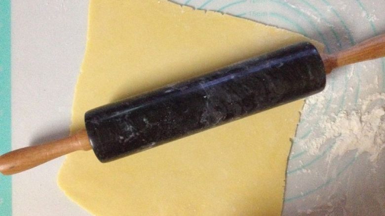西兰花培根咸派,取出冷藏的派皮(用擀面杖敲打变软),擀成5mm的派皮