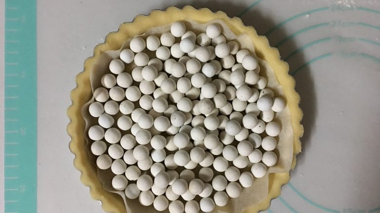 西兰花培根咸派,取出冷冻的派皮,垫上锡纸或油纸(压上重石)烤箱预热200度烘烤25分钟左右