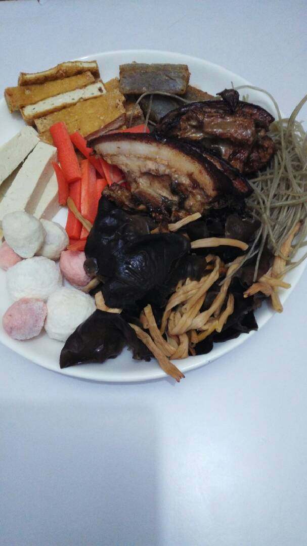 暖暖的河南豫菜#杂烩菜#十#乐享双节#,食材准备1:炸豆腐、白豆腐、煸朵、<a style='color:red;display:inline-block;' href='/shicai/ 4164'>丸子</a>、<a style='color:red;display:inline-block;' href='/shicai/ 525'>粉条</a>、回锅肉、胡萝卜、<a style='color:red;display:inline-block;' href='/shicai/ 136'>黑木耳</a>、<a style='color:red;display:inline-block;' href='/shicai/ 127'>黄花菜</a>。