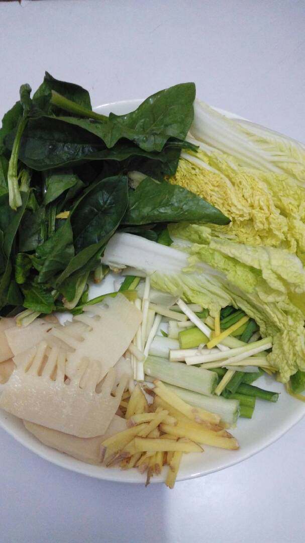 暖暖的河南豫菜#杂烩菜#十#乐享双节#,食材准备2:冬笋、娃娃菜、<a style='color:red;display:inline-block;' href='/shicai/ 117'>菠菜</a>以及葱姜蒜。