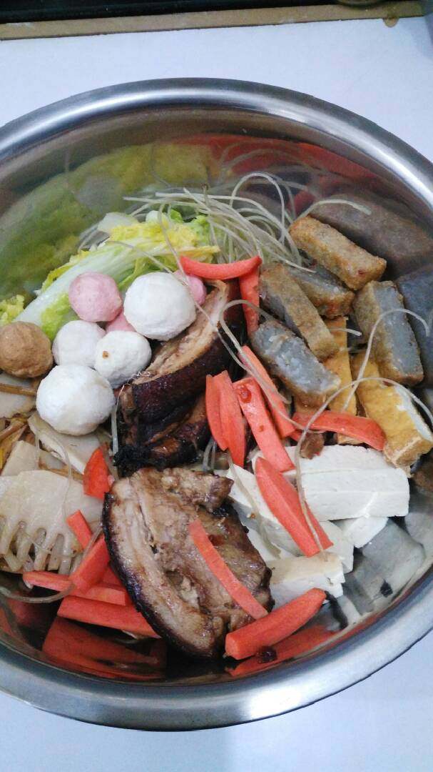 暖暖的河南豫菜#杂烩菜#十#乐享双节#,各种食材均装入汤锅,摆好。