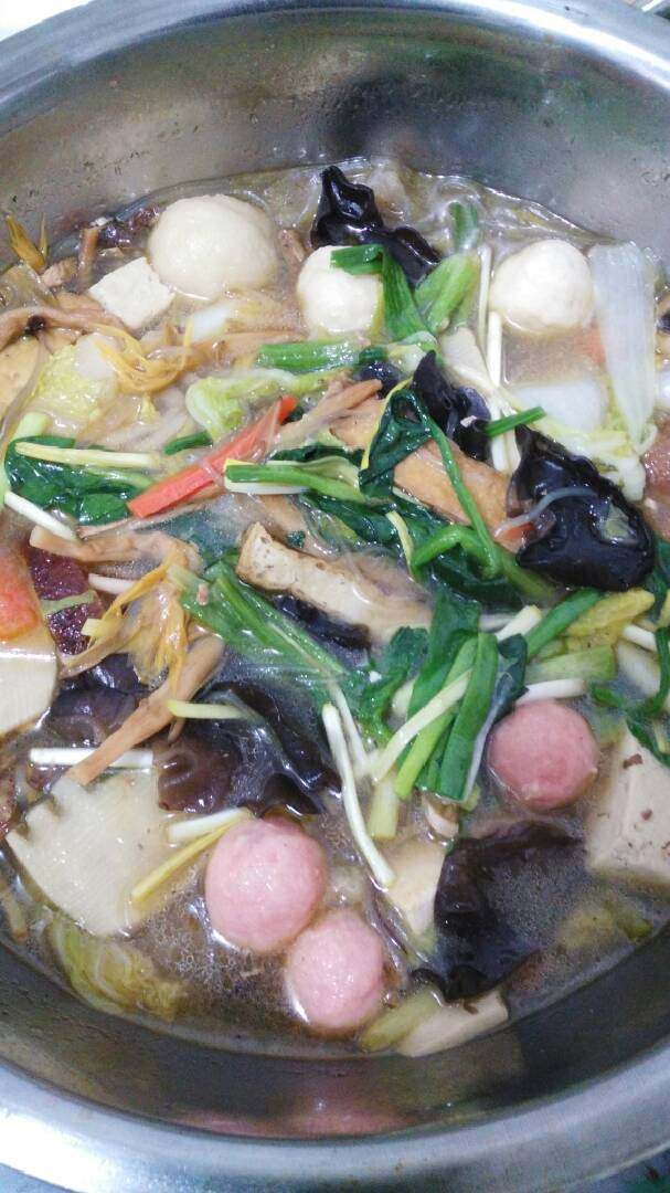 暖暖的河南豫菜#杂烩菜#十#乐享双节#,然后烧煮(开锅后)8分钟,加入菠菜、葱、蒜苗、蒜黄、<a style='color:red;display:inline-block;' href='/shicai/ 720'>胡椒粉</a>、香油,即成,Ok。
