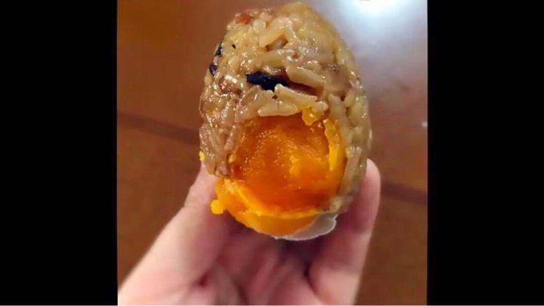 糯米咸蛋#乐享双节#,剥去锡纸蛋壳,就能享受美食啦,但是别嘴馋的烫到舌头发麻,呵呵