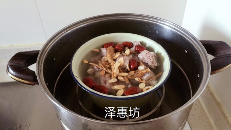 当归红枣枸杞排骨汤,放入准备好的食材