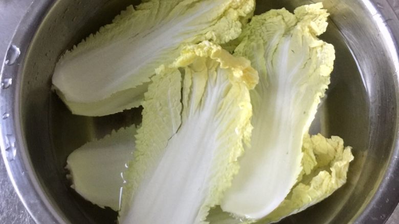 面条+娃娃菜泥,蔬菜洗净泡15-20分钟