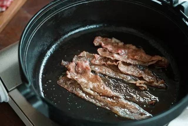 寿喜锅,适量酱油和味啉（味啉=甜料酒，没有可用料酒代替），至肉片变色