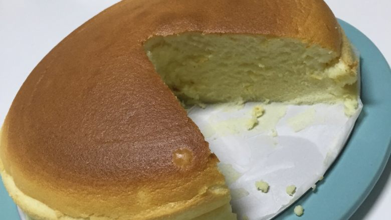酸奶蛋糕,脱膜冷凉了后冷藏，吃的时候取出来切块就好