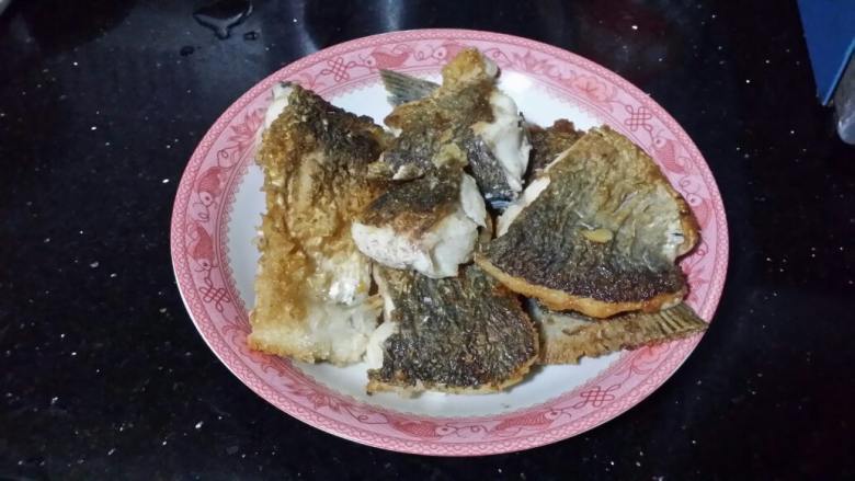 青红椒煎焖鲩鱼,鱼切块,加少许盐腌制。锅烧热加花生油,放入鱼块,文火煎,煎至金黄,翻煎另一面,煎好铲起。