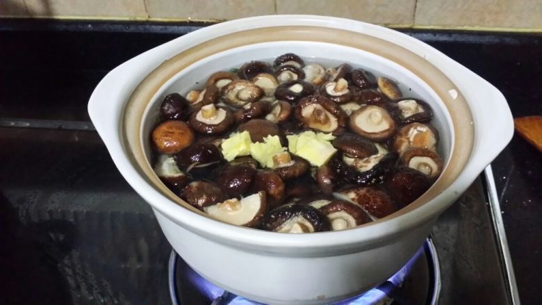 香菇排骨汤,将猪排骨汤倒入小煲，加入香茹煲煮，沸后改用小火煮15分钟。
