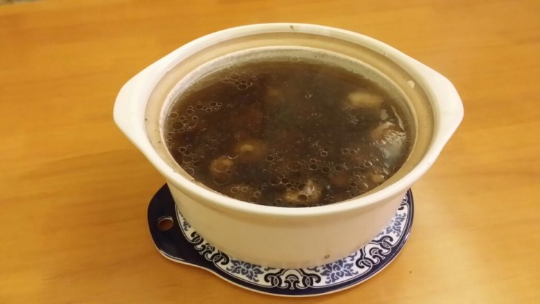 香菇排骨汤,煲好上桌的猪排骨香茹汤。