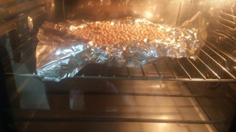 酸奶芝士派,送入预热好的烤箱,180度烤10分钟。