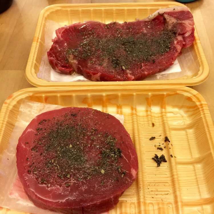 香煎牛排,轻轻用手按按,时间十五分钟,入味。
