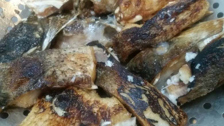 年糕烧大鱼头,烧开调味加炸好的鱼头放切好的年糕片