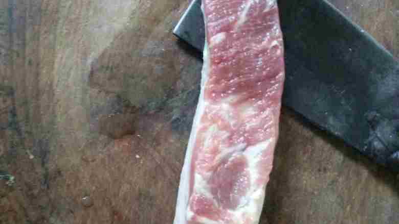 自制腊肉#乐享双节#,将炒好的盐趁热搓在肉上,揉搓均匀