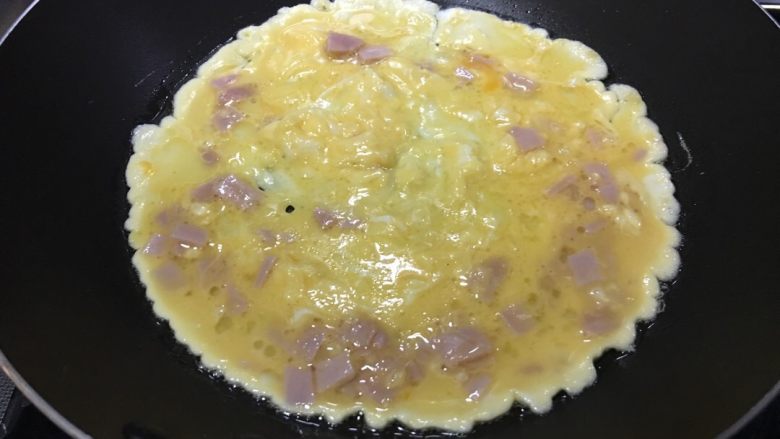 「吃货久久」小森日系鸡蛋卷升级版,平底锅中火倒入油 油越多越好 鸡蛋就越嫩 我不太爱吃重油的食物 所以刚好平铺锅底。倒入一半蛋糊。