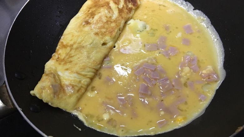 「吃货久久」小森日系鸡蛋卷升级版,倒入剩下蛋糊 稍微抬起之前的鸡蛋卷让蛋糊留入铺满锅底