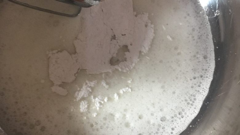 酸奶提子纸杯蛋糕,先将蛋白用电动打蛋器打起泡,再加入糖粉,滴五滴白醋,用高速打发