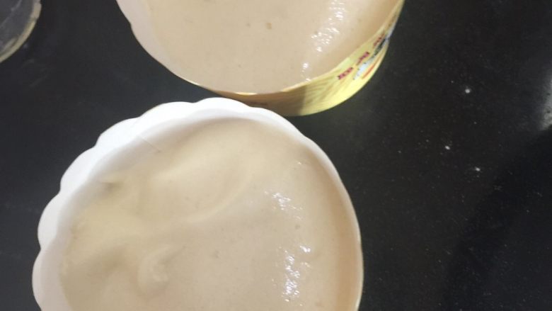 酸奶提子纸杯蛋糕,不要像我那么贪哦,我的倒的已经太满,只要装7分就够了哦