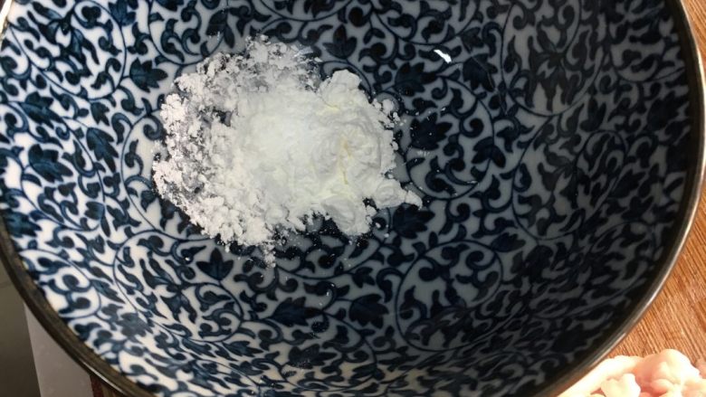 家常肉丝,用1-2克生粉加少许料酒少许蒸鱼豉油研制十分钟