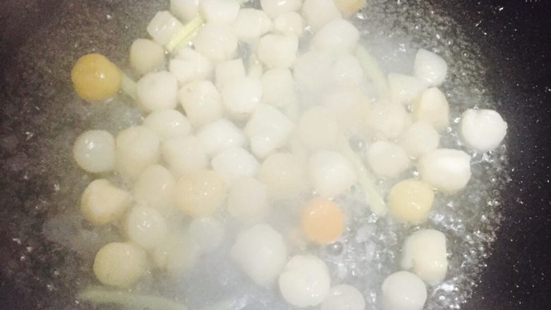 #年夜饭#杂蔬炒鲜贝,炒锅加少许油放入姜丝煸出香味。鲜贝倒入锅内翻炒,鲜贝在炒至过程中会慢慢紧缩,炒出一些水