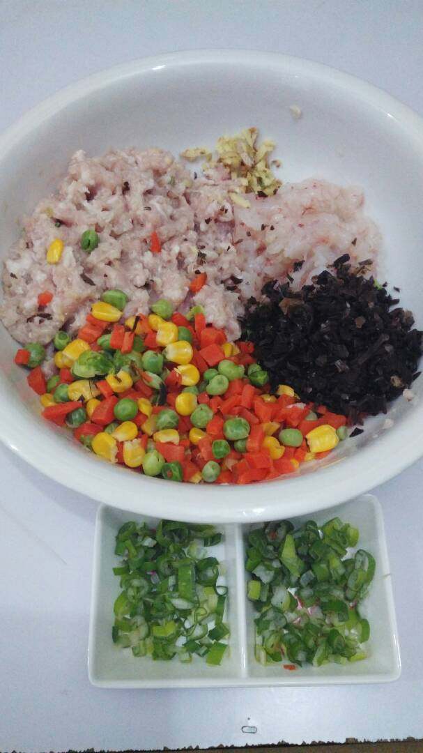 兰花饺子十#乐享双节#,食材准备1:<a style='color:red;display:inline-block;' href='/shicai/ 34374'>猪肉馅</a>、<a style='color:red;display:inline-block;' href='/shicai/ 287'>虾仁</a>、<a style='color:red;display:inline-block;' href='/shicai/ 500'>玉米</a>、<a style='color:red;display:inline-block;' href='/shicai/ 25'>胡萝卜</a>、<a style='color:red;display:inline-block;' href='/shicai/ 233'>木耳</a>、碗豆、葱姜等。
