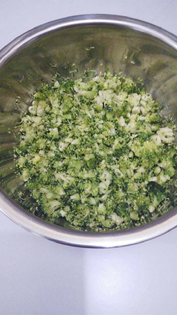 兰花饺子十#乐享双节#,食材准备2:洗净的西蓝花切下花頭。