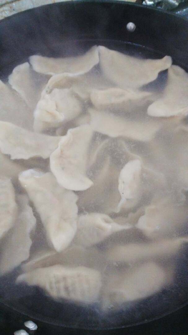 兰花饺子十#乐享双节#,煮:煮饺子时,水中可以放点盐,火别开太大,防止饺子破皮,煮开后放入凉水,"三遍饺子、二遍麵。