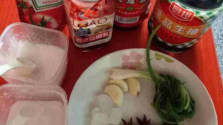 红烧猪蹄,材料备齐,姜切片,葱打结