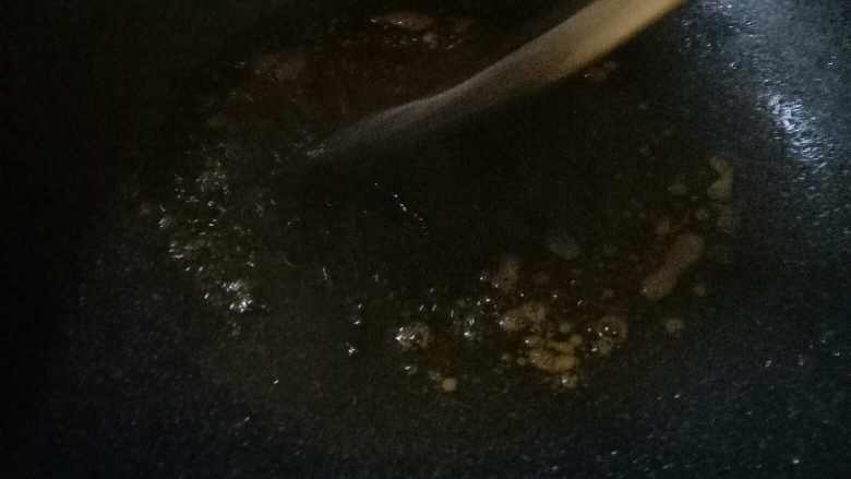 红烧猪蹄,坐锅入油,放入少许糖,小火慢慢炒至糖融化变色起泡,糖不要炒过头会苦,倒入猪蹄翻炒