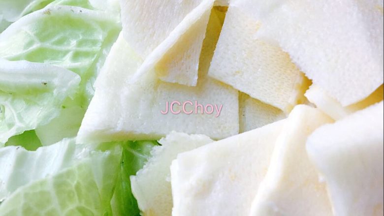 虾籽蹄筋,茭菜(或者大白菜)洗净,切成块;<a style='color:red;display:inline-block;' href='/shicai/ 43'>冬笋</a>去皮切成片。