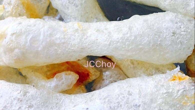 虾籽蹄筋,蹄筋干入冷水浸泡至软。