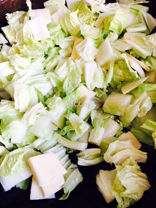 虾籽蹄筋,锅中入油,依次加入冬笋片、茭菜块,煸炒至半熟。