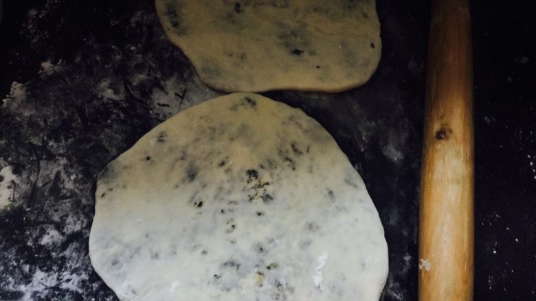 咸菜饼(麦饼),用擀面杖摊平加入馅!搓个球摊平