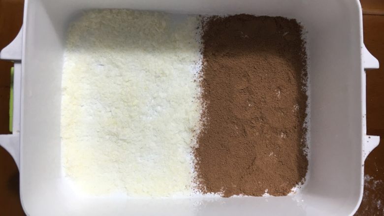 牛奶小方#乐享双节#,找一个容器长方形或者正方形都可以,底上铺一层椰丝或可可粉,我是图方便做了双拼,呵呵