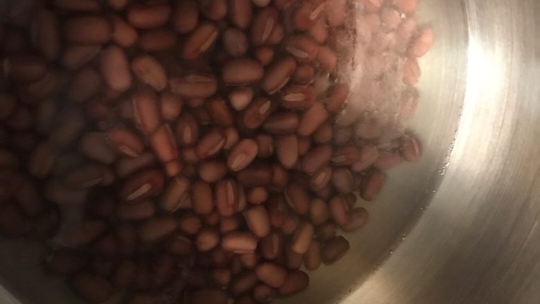 萌萌哒绿豆牛奶冰,忘拍照了，用红豆的照片代替，把<a style='color:red;display:inline-block;' href='/shicai/ 453'>绿豆</a>泡在纯净水里十小时知道变软