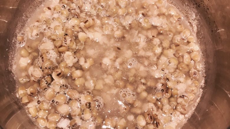 萌萌哒绿豆牛奶冰,泡软后放入锅中小火煮40分钟，变成绿豆汤，但中间应该还有绿豆颗粒