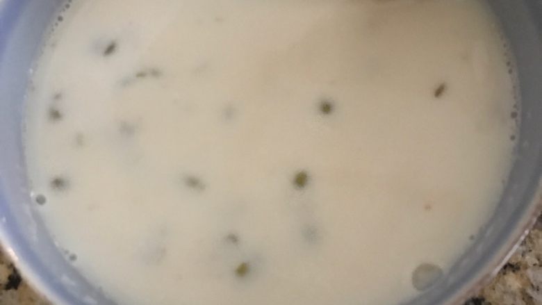 萌萌哒绿豆牛奶冰,煮好后倒入<a style='color:red;display:inline-block;' href='/shicai/ 219'>牛奶</a>变成绿豆<a style='color:red;display:inline-block;' href='/shicai/ 219'>牛奶</a>汁