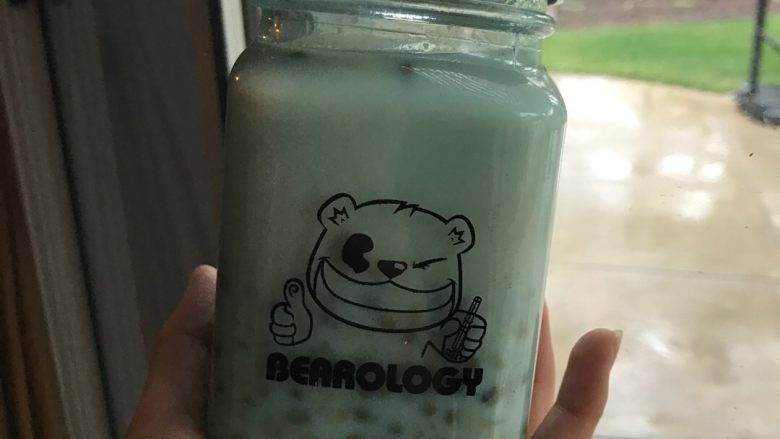 萌萌哒绿豆牛奶冰,最后放入冰箱4小时，拿出来即可食用，根据每个冰箱不同，所以可以自己观察当他变成冰沙之后再拿出来。不要放太久会变成咬不动的冰棍儿的。