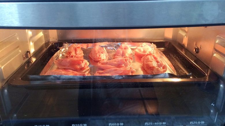 新奥尔良鸡翅,烤箱调至160度，烤十分钟，拿出来，涂抹上<a style='color:red;display:inline-block;' href='/shicai/ 763'>蜜糖</a>再烤十分钟