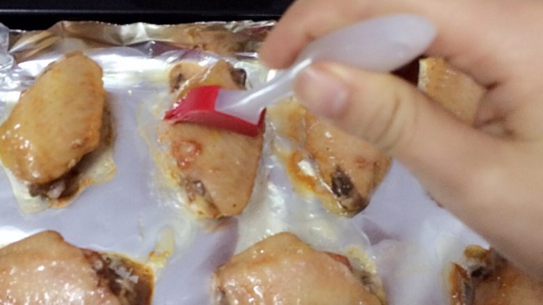 新奥尔良鸡翅,烤完反面，拿岀来翻正面烤十分钟后，再涂抹上蜜糖接着烤十分钟，如果想烤干一点，可以再烤长五分钟，我的没烤多干，这样会保留鸡翅的水份