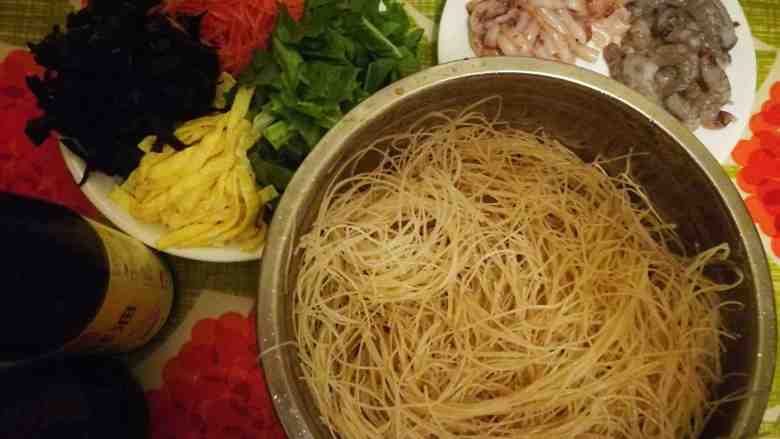 海鲜炒米粉,所以材料准备好我们就要上锅开炒了呦!